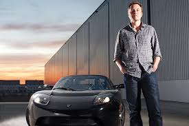 Elon Musk com seu carro eletrico da Tesla